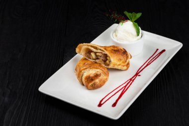 Vanilyalı dondurmalı elmalı turta.