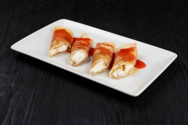 Kremayla doldurulmuş krepler.