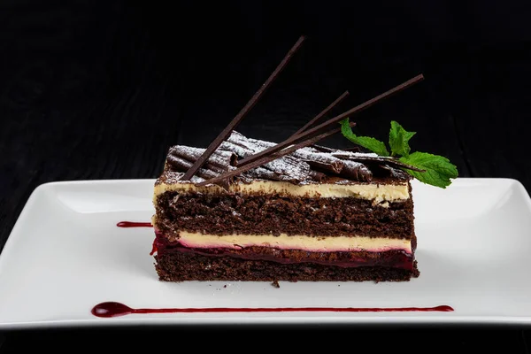 Placa con trozo de delicioso pastel de chocolate — Foto de Stock