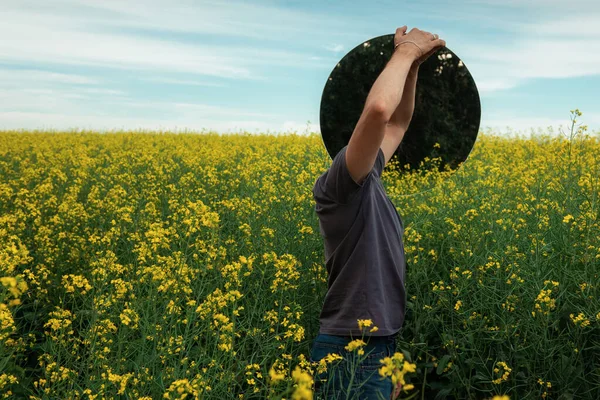 Man som står i gula blommor — Stockfoto