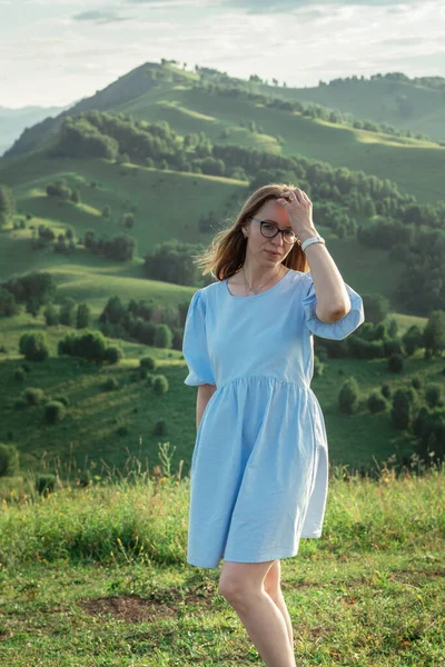 Woman in blue dress in Altai mountain — Stock Photo, Image