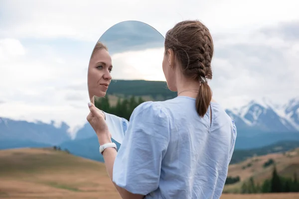 Mujer en vestido azul en verano Altai montañas — Foto de Stock