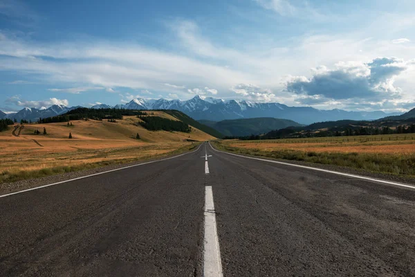 Tschuiskij-Traktstraße im Altai-Gebirge. — Stockfoto