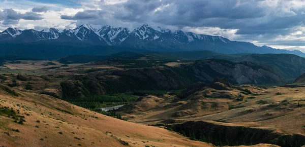 Kurai steppe en noord-Chui bergkam — Stockfoto