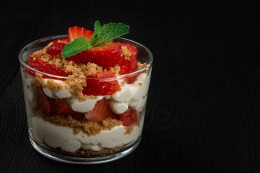 Çilekli kurabiye ve kremalı tatlı.