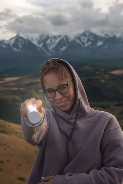 Yazın Altai dağlarında mavi elbiseli bir kadın. — Stok fotoğraf