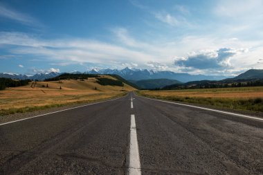 Altai dağlarında Chuysky Trakt Yolu.