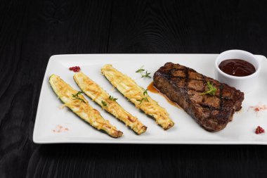 Izgara siyah angus bifteği New York