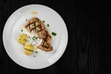 Yanında ızgara domuz eti.