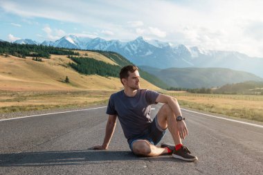 Chuysky Trakt yolundaki adam Altai dağlarında.