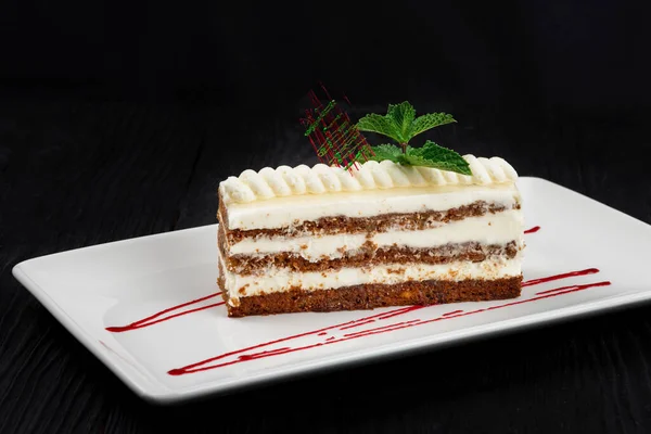 Prato com pedaço de delicioso bolo de caramelo — Fotografia de Stock