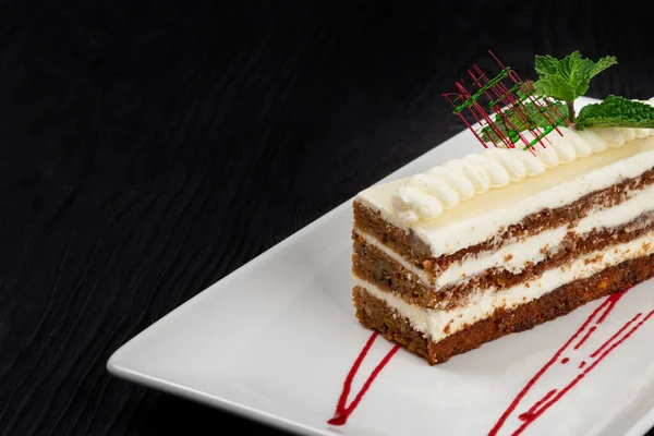 Teller mit leckerem Karamellkuchen — Stockfoto