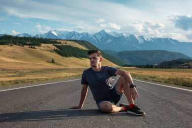 Chuysky Trakt yolundaki adam Altai dağlarında.