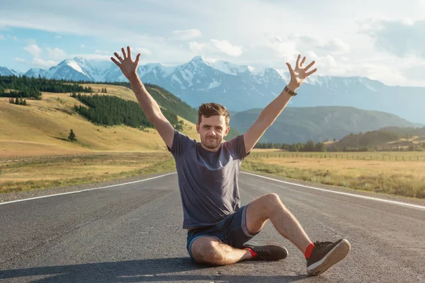 Chuysky Trakt yolundaki adam Altai dağlarında.
