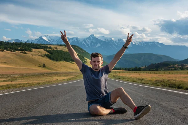 Chuysky Trakt yolundaki adam Altai dağlarında.