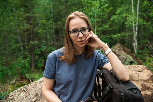 Vrouw wandelen vroeg in de zomer bos gebied — Stockfoto