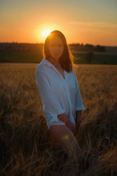 Luchtfoto van een vrouw op het gebied van tarwe — Stockfoto