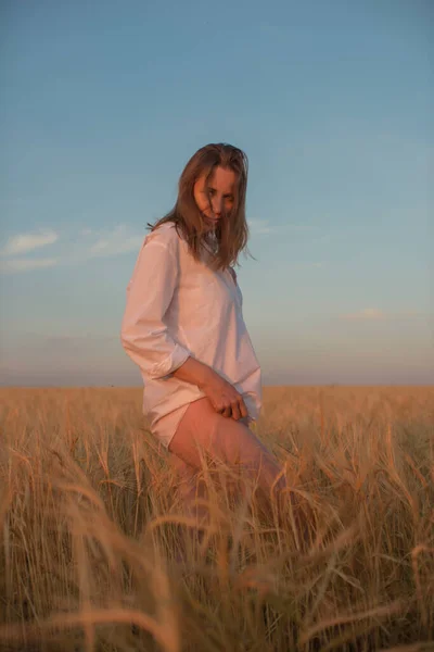 Luftaufnahme einer Frau, die im Weizenfeld liegt — Stockfoto
