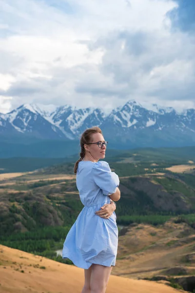 Kvinna i blå klänning på sommaren Altai bergen — Stockfoto