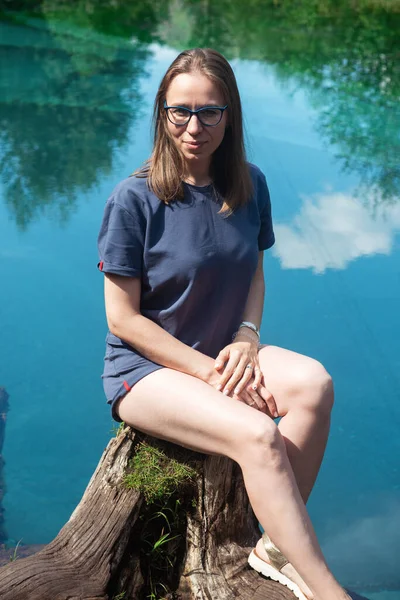 Vrouw aan het mooie meer van Geyser — Stockfoto