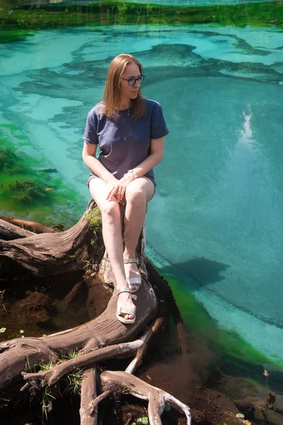 Vrouw aan het mooie meer van Geyser — Stockfoto