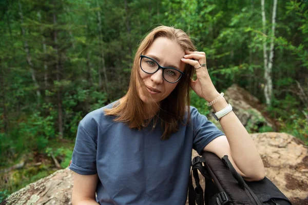 Vrouw wandelen vroeg in de zomer bos gebied — Stockfoto