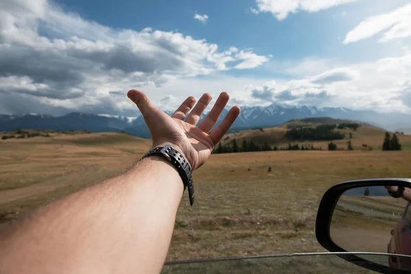 Primer plano de la mano del viajero masculino en auto —  Fotos de Stock