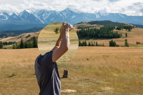 Homem de pé no verão Altai montanhas — Fotografia de Stock