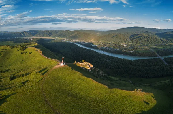 Aereo drone colpo di bellezza alba sulla vetta — Foto Stock