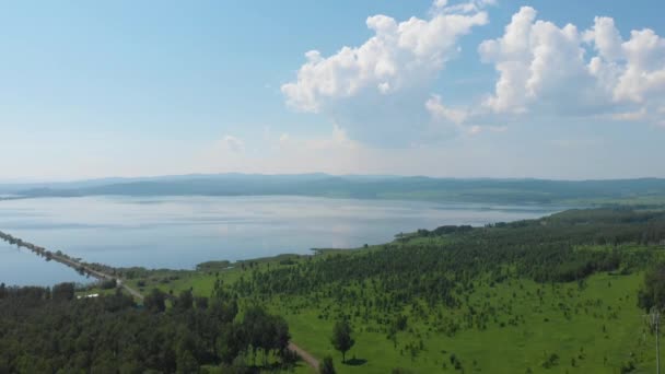 Beryozovskoye水库 Beryozovskaya Gres的冷却水库 阳光明媚的夏天 空中无人飞机俯瞰着湖景和公路 Berezovskaya Gres是Sharypovo镇的一个火力发电厂 — 图库视频影像