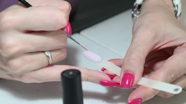 Mujer Manicura Mano Aplicación Prueba Gel Esmalte Uñas Blanco Para — Vídeo de stock