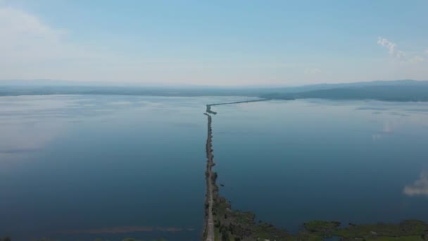 Vue aérienne par drone du paysage maritime avec route — Video