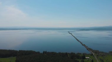 Yollu deniz manzaralı hava aracı görüntüsü