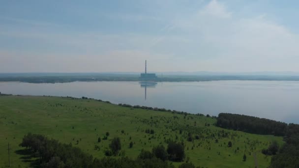 Vista aérea de drones del paisaje del lago con carretera — Vídeo de stock