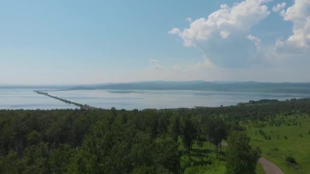 Vue aérienne par drone du paysage lacustre avec route — Video