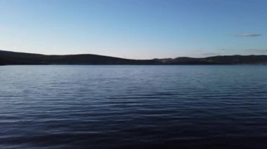 Yaz gün batımı gölü