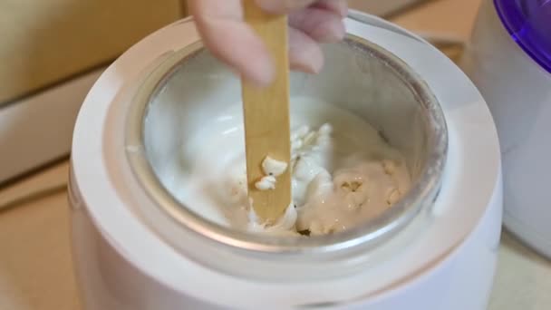 Kosmetolog w klinice kosmetycznej przygotowuje białą pastę do shugaringu — Wideo stockowe