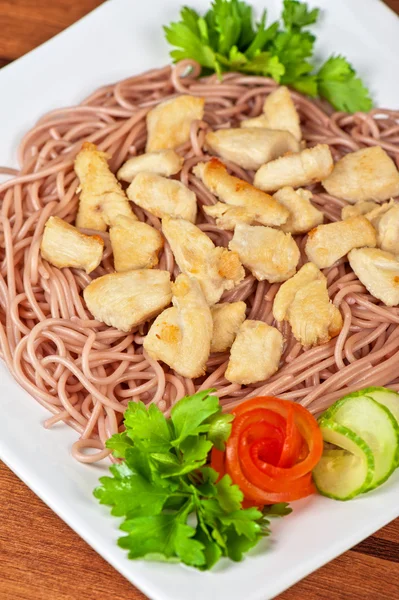 Pasta med kycklingkött — Stockfoto