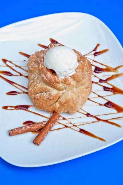 Apple strudel with ice cream — Stock Photo, Image