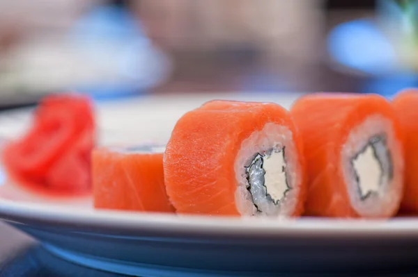 Sushi con rollos de salmón — Foto de Stock