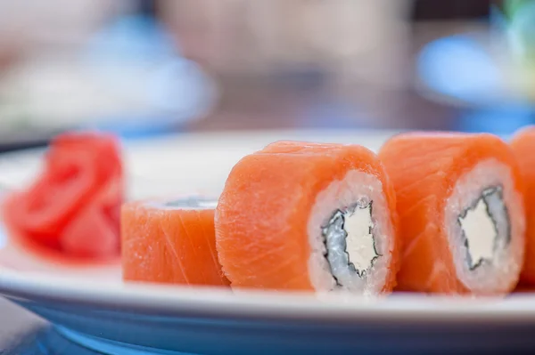 Sushi con rollos de salmón — Foto de Stock