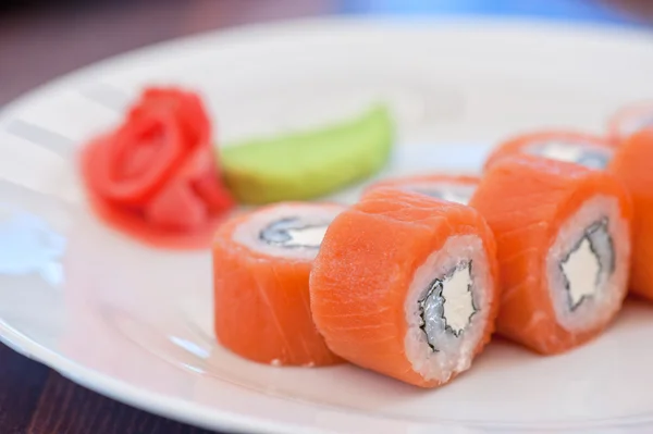 Sushi con rollos de salmón — Foto de Stock