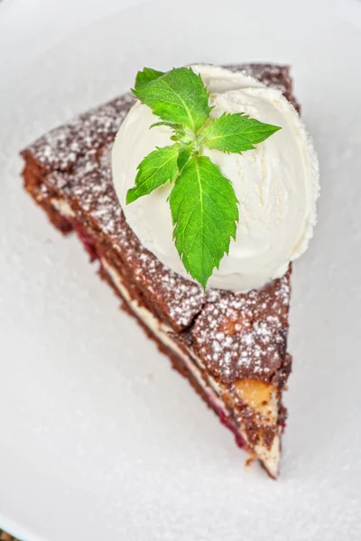 Gâteau au chocolat avec crème glacée à la confiture — Photo