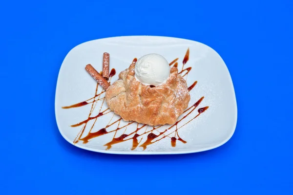 Apple strudel with ice cream — Stock Photo, Image