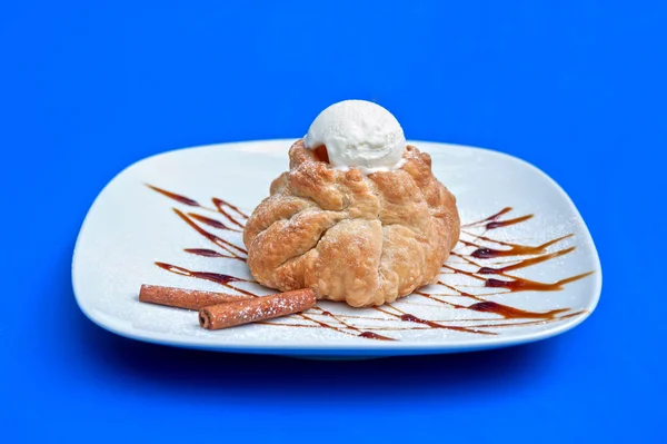 Apple strudel with ice cream — Stock Photo, Image