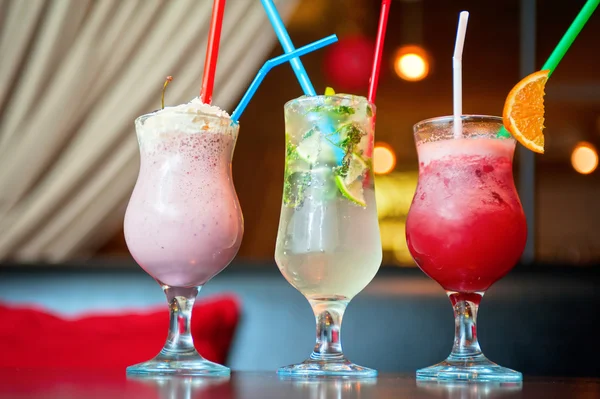 Три здоровых безалкогольных коктейля — стоковое фото
