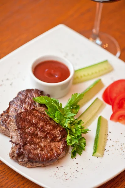 Carne de vacuno y vino — Foto de Stock