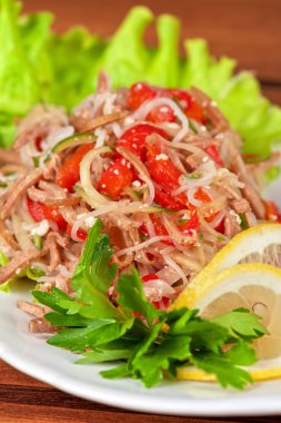 taze funchozy salata