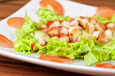 kraker ile sebze salatası