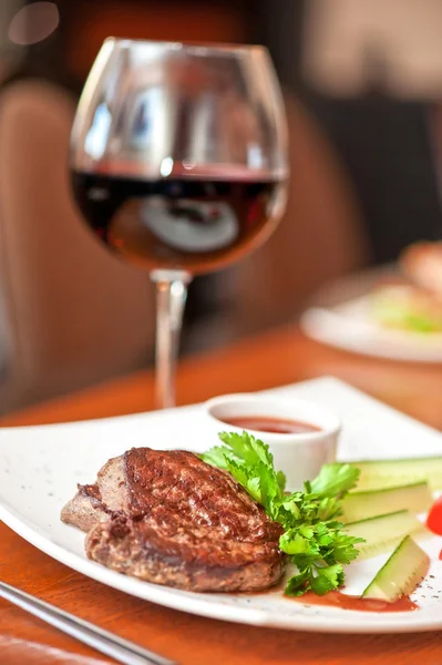 Carne de bovino e vinho — Fotografia de Stock